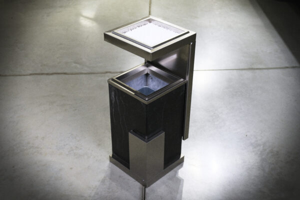 Spoljna pepeljara od mermera i inoxa - crno-srebrna