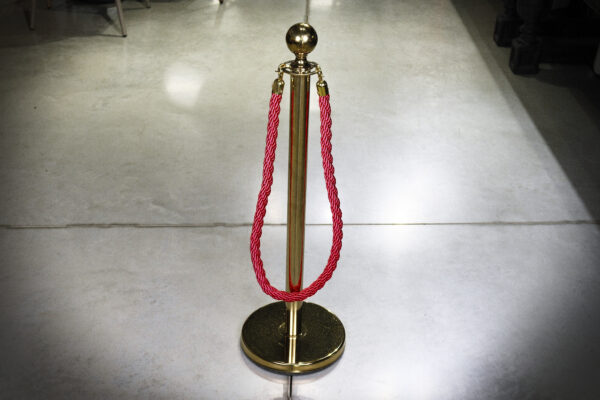 Kanap za barijera stub - crveni sa zlatnim kukicama